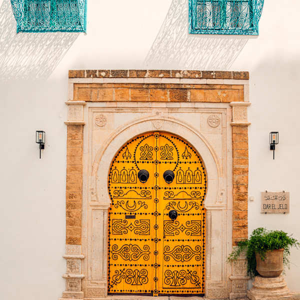 Traditionelles verziertes Eingangstor in der Medina von Tunis